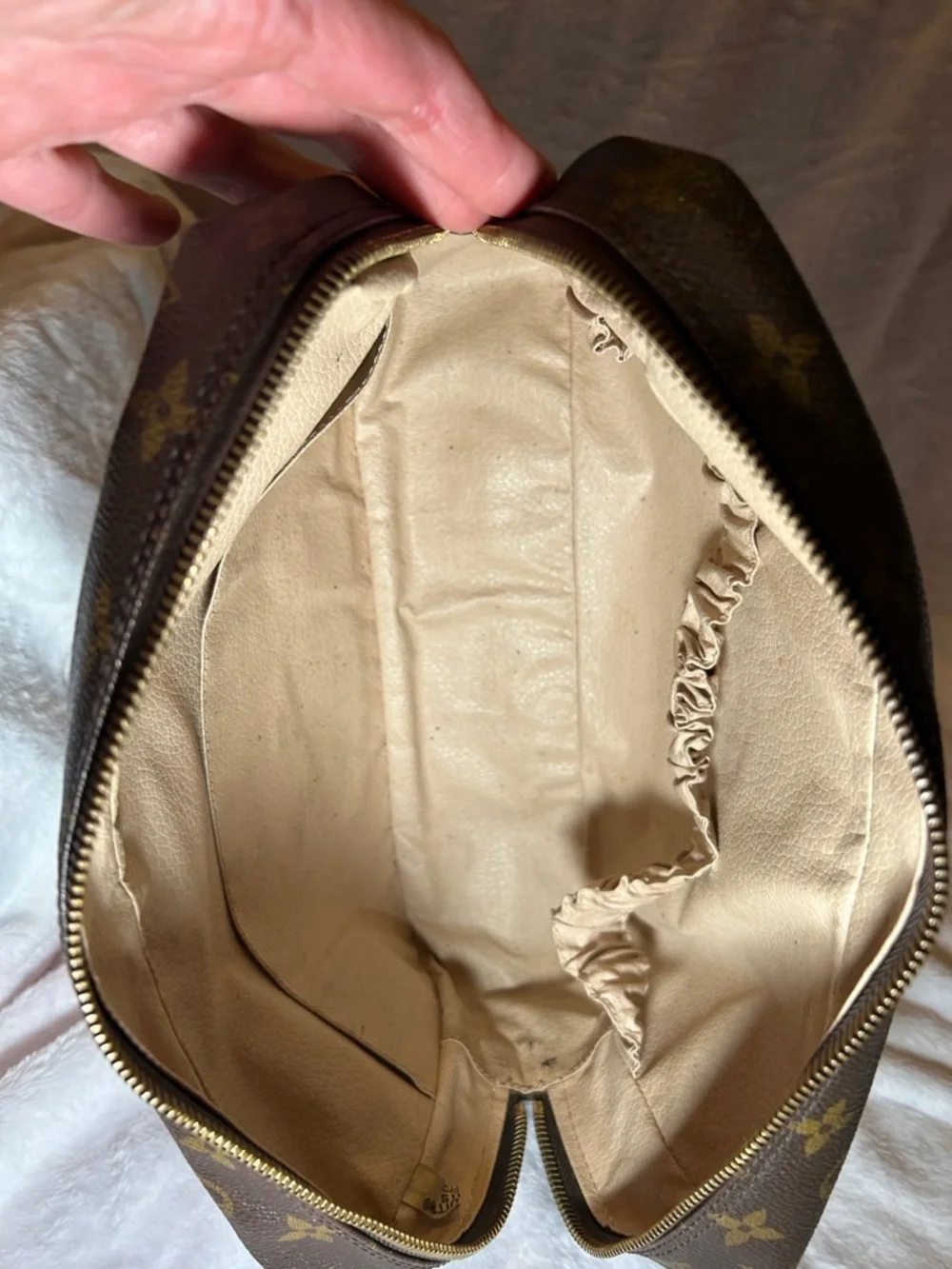 400. Louis Vuitton Trousse de Toilette 28